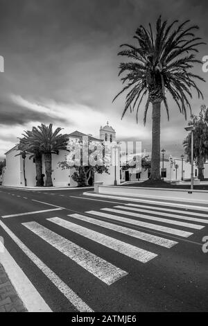 Vista in bianco e nero della chiesa parrocchiale Di Nostra Signora di Los Remedios nella piazza omonima, Yaiza, Lanzarote, Isole Canarie, Spagna Foto Stock