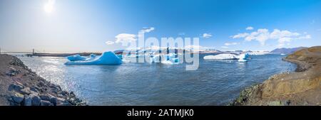 Panorama del ghiacciaio di Jokulsarlon e degli iceberg che galleggiano nella laguna, uno dei luoghi più turistici dell'Islanda. Foto Stock