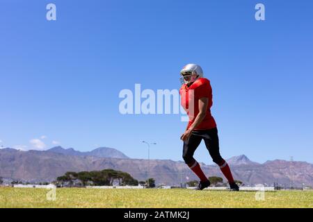 Giocatore di calcio giocando a calcio Foto Stock