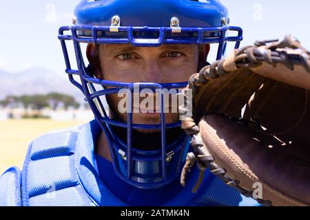 Giocatore di baseball con palla e guanto Foto Stock
