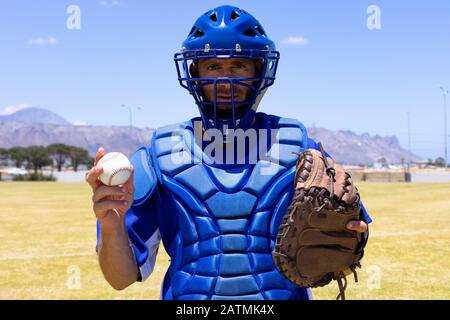 Giocatore di baseball con palla e guanto Foto Stock