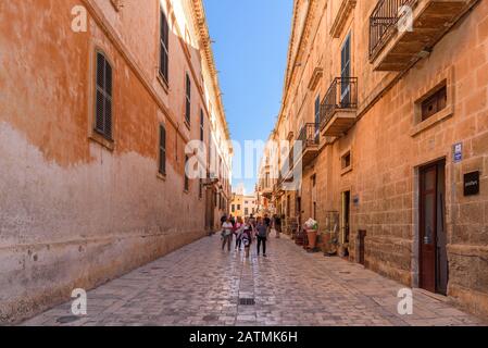 Minorca, Spagna - 14 ottobre 2019: Architettura della città vecchia di Ciutadella de Menorca Foto Stock