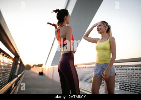 Bellissime le donne a lavorare in una città. In esecuzione, jogging, esercizio, persone sport concept Foto Stock