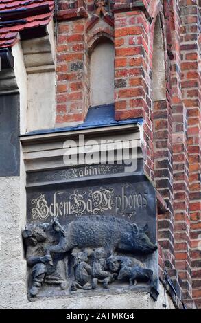 4 febbraio 2020, Sassonia-Anhalt, Wittenberg: Una scultura medievale chiamata 'Judensau' (scrofa ebraico) è esposta sulla parete esterna della chiesa cittadina di San Marien a Wittenberg. La Corte regionale Superiore di Naumburg dovrebbe annunciare oggi (04.02.2020) una decisione sulla rimozione del rilievo anti-ebraico. Un uomo ha presentato una causa contro la chiesa protestante perché si sente insultato dalla scultura diffamatoria. Chiede che il rilievo di arenaria conosciuto come Judensau sia rimosso dalla chiesa façade. L'attore è un membro di una comunità ebraica. Foto: Hendrik Schmidt/dpa-Zentralbild/dpa Foto Stock