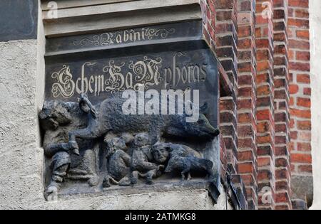 4 febbraio 2020, Sassonia-Anhalt, Wittenberg: Una scultura medievale chiamata 'Judensau' (scrofa ebraico) è esposta sulla parete esterna della chiesa cittadina di San Marien a Wittenberg. La Corte regionale Superiore di Naumburg dovrebbe annunciare oggi (04.02.2020) una decisione sulla rimozione del rilievo anti-ebraico. Un uomo ha presentato una causa contro la chiesa protestante perché si sente insultato dalla scultura diffamatoria. Chiede che il rilievo di arenaria conosciuto come Judensau sia rimosso dalla chiesa façade. L'attore è un membro di una comunità ebraica. Foto: Hendrik Schmidt/dpa-Zentralbild/dpa Foto Stock