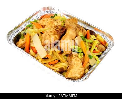 Pollo cinese chow mein portare via il pasto in un vassoio in foglio isolato su uno sfondo bianco Foto Stock
