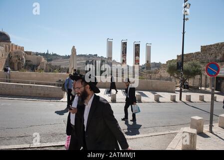 Gerusalemme, ISRAELE - 16 MAGGIO 2018: Ebrei aredi ultra ortodossi che camminano per le strade della città vecchia di Gerusalemme Foto Stock