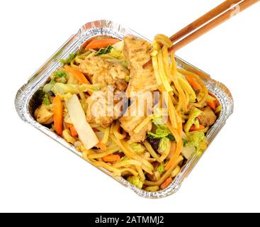 Pollo cinese chow mein portare via il pasto in un vassoio in foglio isolato su uno sfondo bianco Foto Stock