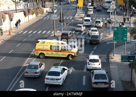 Gerusalemme, ISRAELE - 15 MAGGIO 2018: Auto ambulanza Magen David Adom che trasporta la persona ferita all'ospedale in ingorgo di traffico Foto Stock