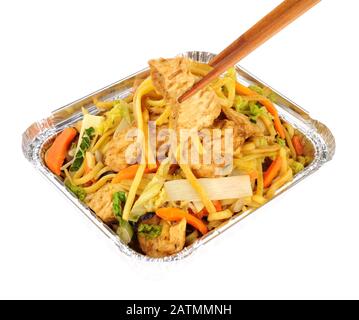 Pollo cinese chow mein portare via il pasto in un vassoio in foglio isolato su uno sfondo bianco Foto Stock