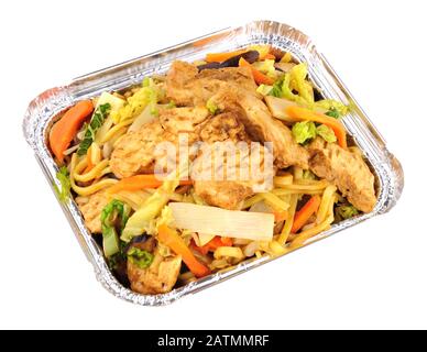 Pollo cinese chow mein portare via il pasto in un vassoio in foglio isolato su uno sfondo bianco Foto Stock