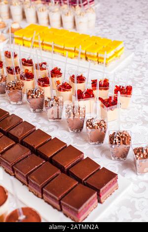 Deliziosa tavola dolce con diversi dessert di lusso e torte per una festa Foto Stock