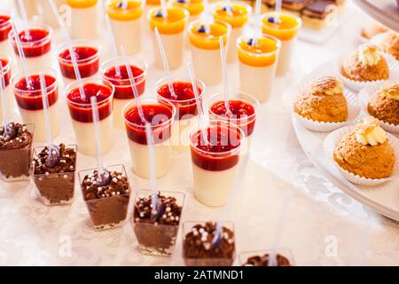 Varietà di deliziosi dessert con frutta a buffet dolce Foto Stock