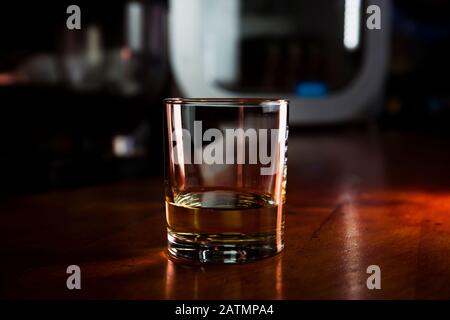 Whisky Servito in un bar Su Una Superficie Rustica in legno Foto Stock