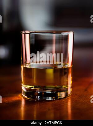 Whisky Servito in un bar Su Una Superficie Rustica in legno Foto Stock