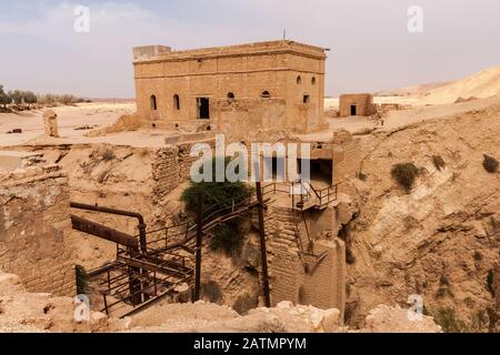 L'impianto di raccolta e trattamento delle acque superficiali abbandonate e dilatate di Khaffs Daghrah, Arabia Saudita Foto Stock