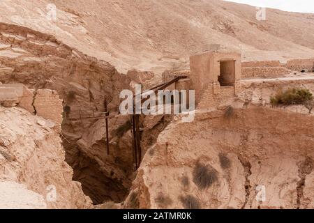 L'impianto di raccolta e trattamento delle acque superficiali abbandonate e dilatate di Khaffs Daghrah, Arabia Saudita Foto Stock