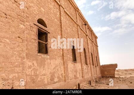 Edifici dell'impianto di raccolta e trattamento delle acque superficiali abbandonate e diluite a Khaffs Daghrah, Arabia Saudita Foto Stock