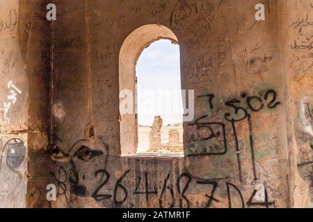 Graffiti nella stazione di raccolta e trattamento delle acque superficiali abbandonate e diluite, Khaffs Daghrah, Arabia Saudita Foto Stock