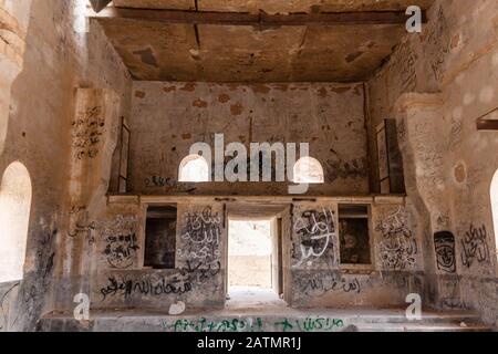 Graffiti nella stazione di raccolta e trattamento delle acque superficiali abbandonate e diluite, Khaffs Daghrah, Arabia Saudita Foto Stock