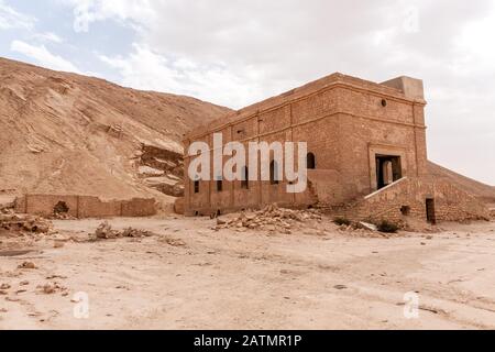 Edifici dell'impianto di raccolta e trattamento delle acque superficiali abbandonate e diluite a Khaffs Daghrah, Arabia Saudita Foto Stock