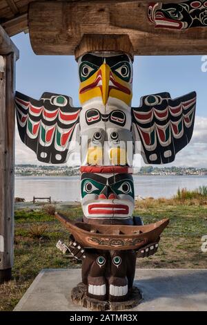 Figure di Thunderbird over Wise Man, totem pole a riparo in Nuyumbalees Native Garden a Cape Mudge villaggio, Quadra Island, British Columbia Canada Foto Stock