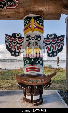 Figure di Thunderbird over Wise Man, totem pole a riparo in Nuyumbalees Native Garden a Cape Mudge villaggio, Quadra Island, British Columbia Canada Foto Stock