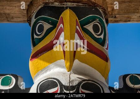 Figura di Thunderbird, totem pole a riparo in Nuyumbalees Native Garden vicino Nuyumbalees Centro Culturale, We Wai Kai Nation (Kwakwaka'wakw) a Capo Foto Stock