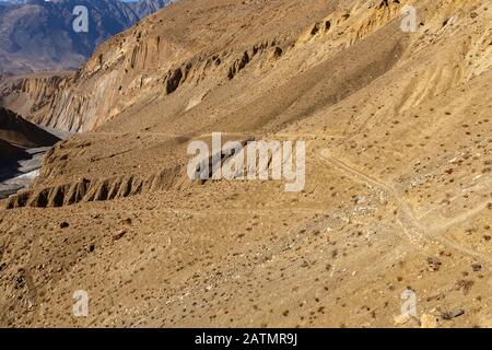 Sentiero di montagna in Himalaya, Panda Khola fiume, Lupra Village, Inferiore Mustang Nepal Foto Stock