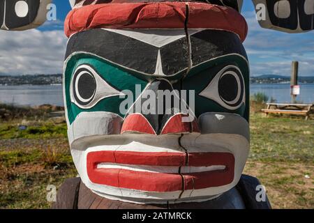 Figura di Wise Man, totem palo al riparo in Nuyumbalees Native Garden a Cape Mudge villaggio, Quadra Island, British Columbia, Canada Foto Stock