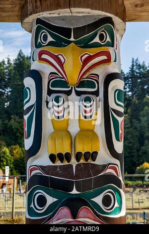 Figura di Thunderbird, totem pole a riparo in Nuyumbalees Native Garden a Cape Mudge villaggio, Quadra Island, British Columbia, Canada Foto Stock