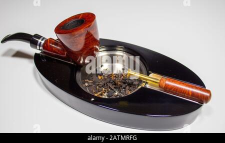 Tappo del tubo sul posacenere con tabacco e tubo Foto Stock