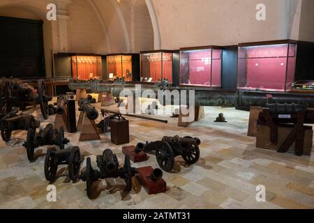 L'Armeria del Palazzo nell'interno del Palazzo del Grande Maestro a Valletta, Malta, collezione di cannoni e cannoni, equipaggiamento militare dei Cavalieri Ospitalieri O. Foto Stock