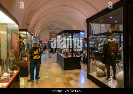 Il Palazzo Armeria all'interno del Palazzo del Grande Maestro a Valletta, Malta, collezione di armi, armi, armi e attrezzature militari del Cavalieri Hospedi Foto Stock