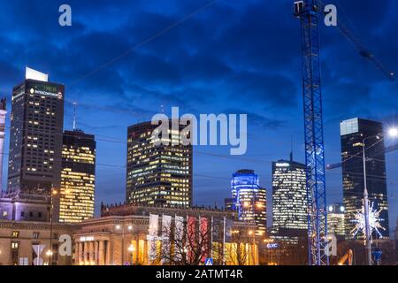 Città di Varsavia città skyline di notte, uffici e appartamenti edifici, torri, grattacieli nel centro della città Foto Stock