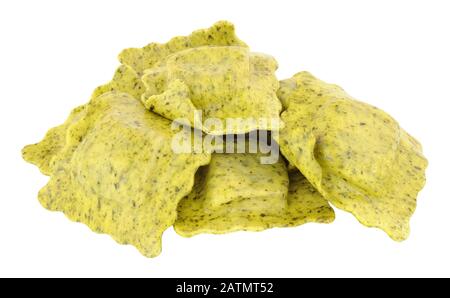 Piselli crudo e ravioli di pancetta affumicata isolati su sfondo bianco Foto Stock