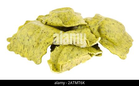 Piselli crudo e ravioli di pancetta affumicata isolati su sfondo bianco Foto Stock