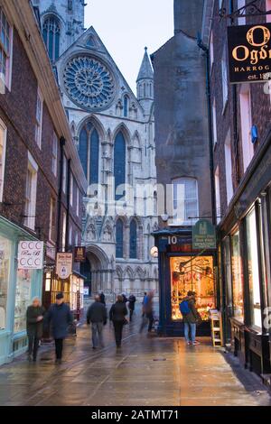 York, Regno Unito - 12 DIC 2016: Natale shopper in corsie sotto York Minster, al Minster cantiere, York Foto Stock