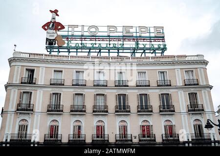 Madrid, Spagna - 25 gennaio 2020: Il segno di Tio Pepe che fa pubblicità al famoso marchio di Sherry in cima ad un edificio storico a Puerta del Sol Foto Stock