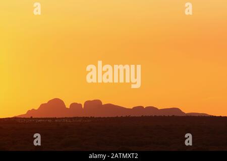 Ombra di Kata Tjutas (Olgas) al tramonto. Immagine approvata dall'ufficio Uluru Media Foto Stock