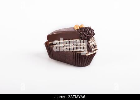 Caramella al cioccolato su sfondo bianco Foto Stock