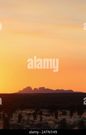 Ombra di Kata Tjutas (Olgas) al tramonto. Immagine approvata dall'ufficio Uluru Media Foto Stock