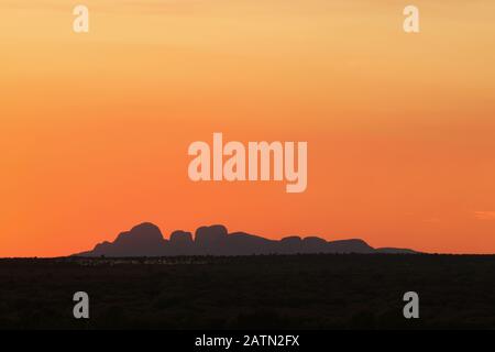 Ombra di Kata Tjutas (Olgas) al tramonto. Immagine approvata dall'ufficio Uluru Media Foto Stock