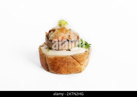 Bruschetta con funghi su sfondo bianco Foto Stock