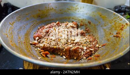 Gajar ka halwa, conosciuto anche come gajorer halua, Gajrela, Gajar Pak, e Carrot halwa è un budino dolce a base di carote dal subcontinente indiano Foto Stock