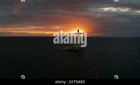 Croce cattolica nel cimitero affondata nel mare al tramonto, antenna fuco. colorato cielo durante il tramonto. Grandi crucafix segnando il sottomarino sunken cimitero, CAMIGUIN ISLAND Filippine. Foto Stock