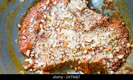 Gajar ka halwa, conosciuto anche come gajorer halua, Gajrela, Gajar Pak, e Carrot halwa è un budino dolce a base di carote dal subcontinente indiano Foto Stock