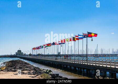 Melbourne, Australia - 7 dicembre 2016: Molo di St. Kilda con bandiere nazionali nella giornata di sole Foto Stock