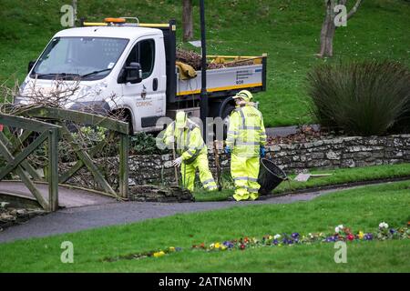 Cormac massa di lavoratori di manutenzione azzerando il flusso che scorre attraverso Trenance Gardens a Newquay in Cornovaglia. Foto Stock