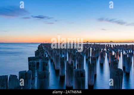 Vecchi piloni al tramonto. Princes Pier, Port Melbourne, Australia Foto Stock